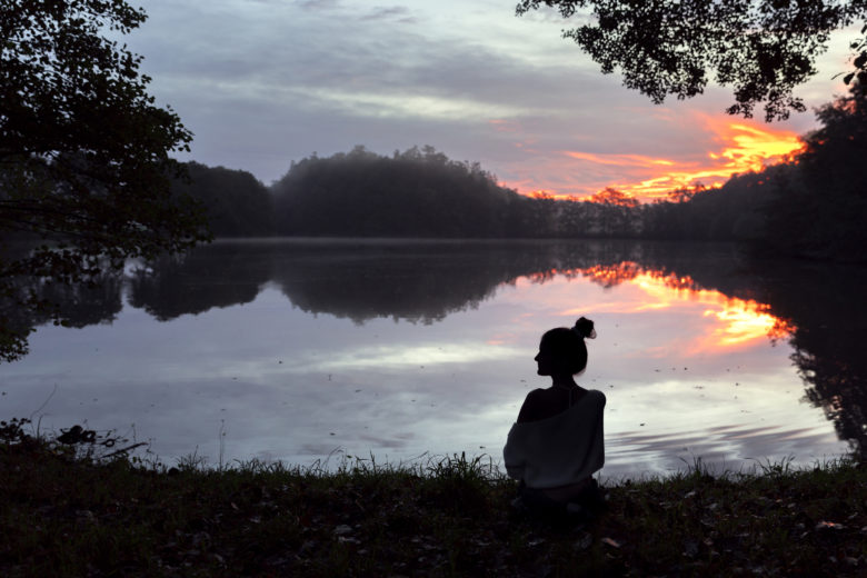 portraits femme au bord des étangs de bonfol au levé du soleil