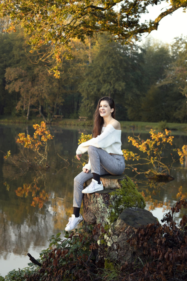 portraits femme assise sur un tronc d arbre aux étangs de bonfol