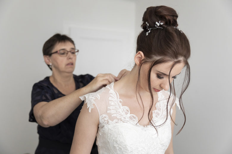 préparatif de la robe de la mariée avant la cérémonie de mariages avec sa mère