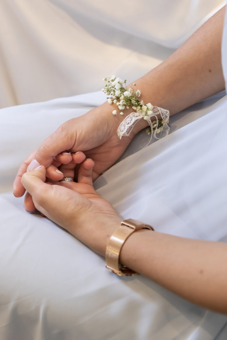 mains avec bracelet mariages fleuri