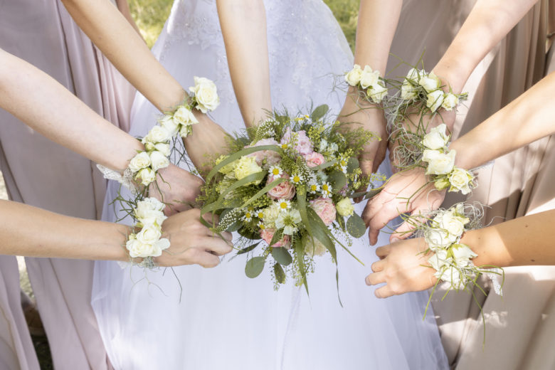 bouquet et bracelets fleuris pour mariages