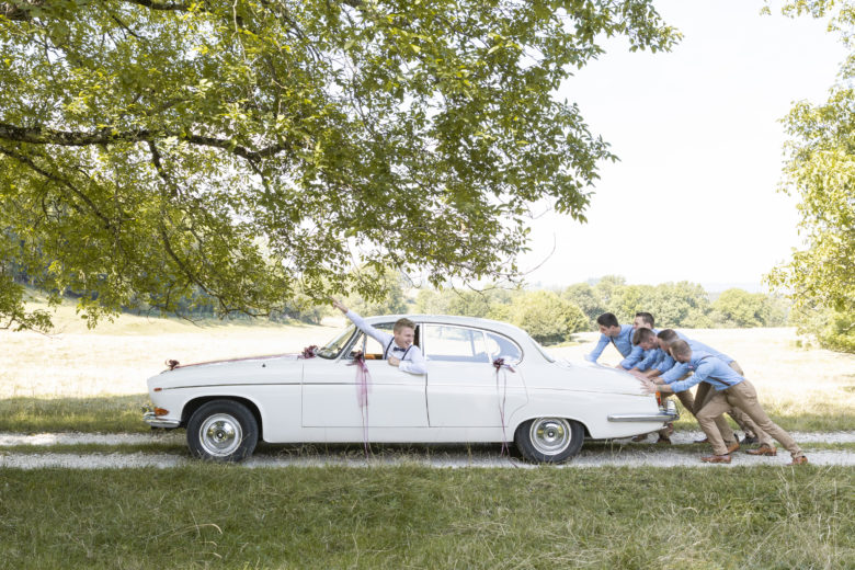 marié dans une voiture vintage mariage avec garçons d honneurs