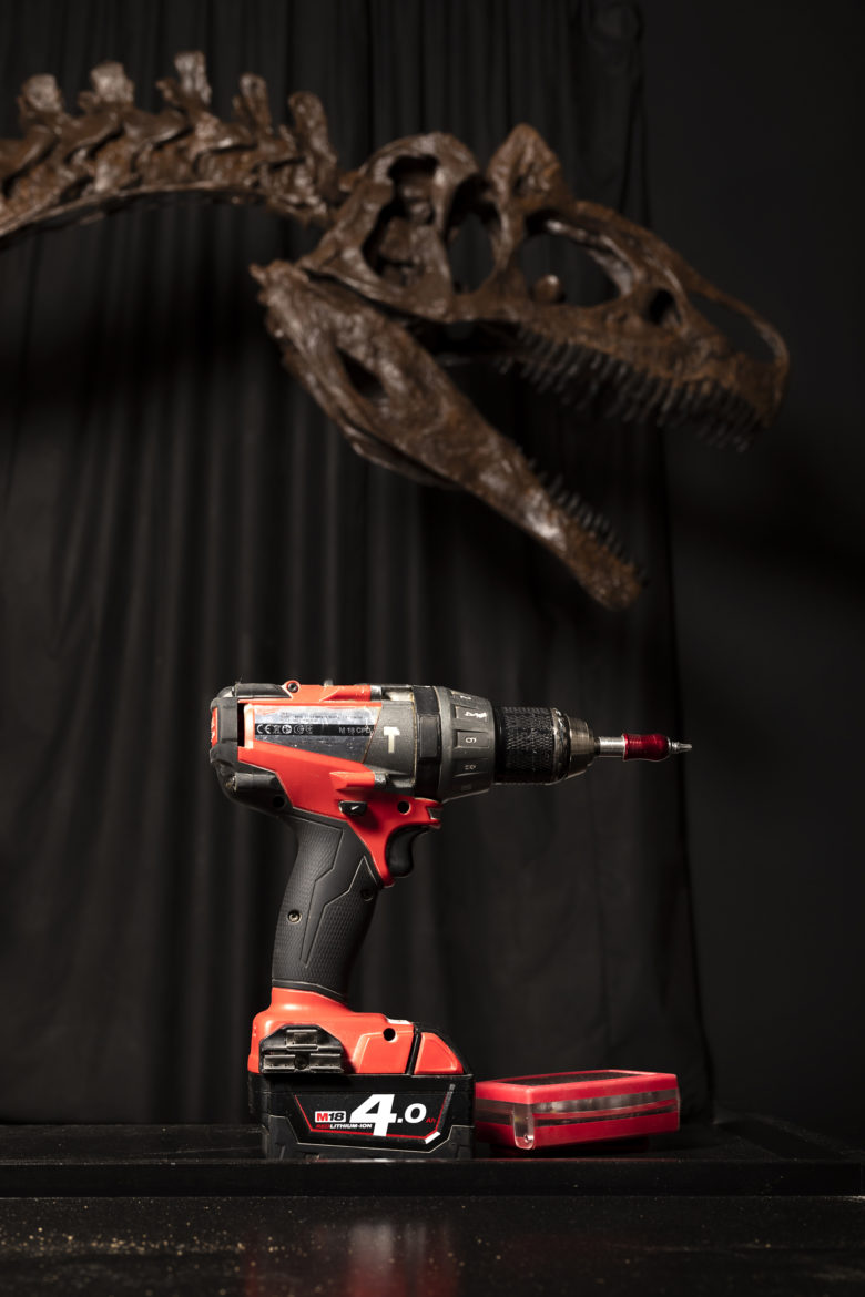 squelette de dinosaure avec viseuse pour le montage exposition dinosaures crocs rhinos au jurassica museum de Porrentruy