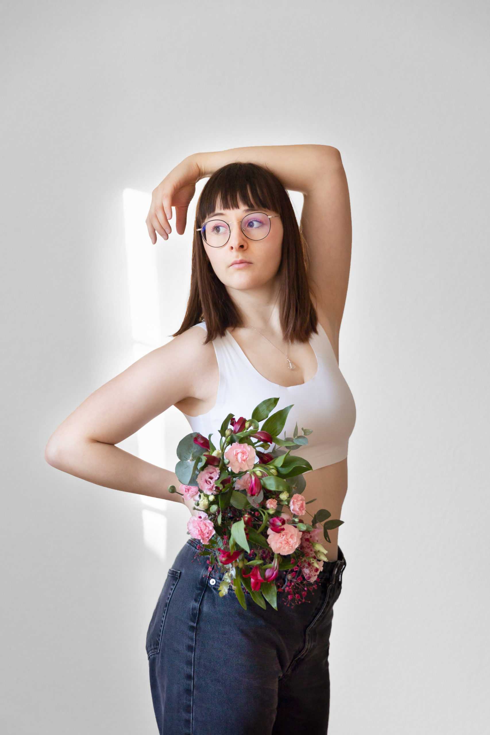 Autoportrait de la photographe avec bouquet de fleurs